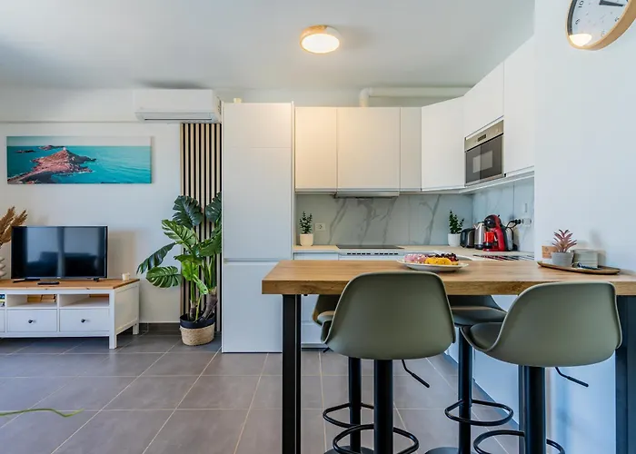 Renovated With Sunny Terrace And Ocean Views In Malibu Park Tenerife Apartment *