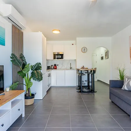 Renovated With Sunny Terrace And Ocean Views In Malibu Park Tenerife Apartment