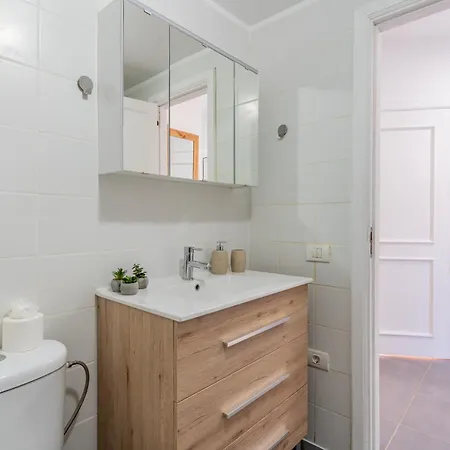 Renovated With Sunny Terrace And Ocean Views In Malibu Park Tenerife 公寓 *