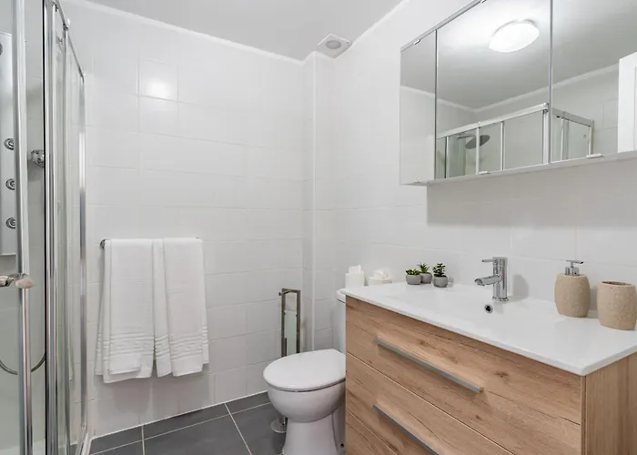 Renovated With Sunny Terrace And Ocean Views In Malibu Park Tenerife Apartment *