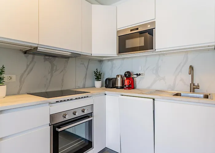 Renovated With Sunny Terrace And Ocean Views In Malibu Park Tenerife Apartment