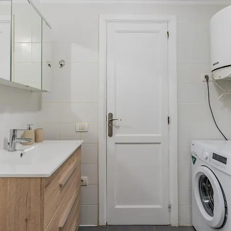 Renovated With Sunny Terrace And Ocean Views In Malibu Park Tenerife *