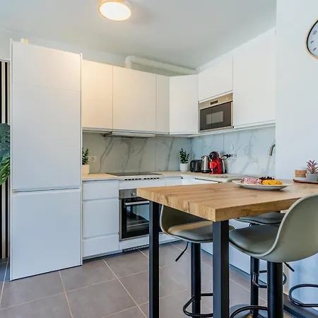 Renovated With Sunny Terrace And Ocean Views In Malibu Park Tenerife