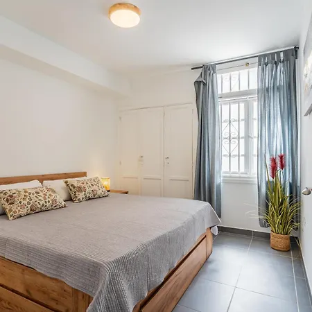 Renovated With Sunny Terrace And Ocean Views In Malibu Park Tenerife Appartement