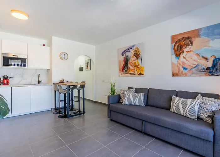 Renovated With Sunny Terrace And Ocean Views In Malibu Park Tenerife *