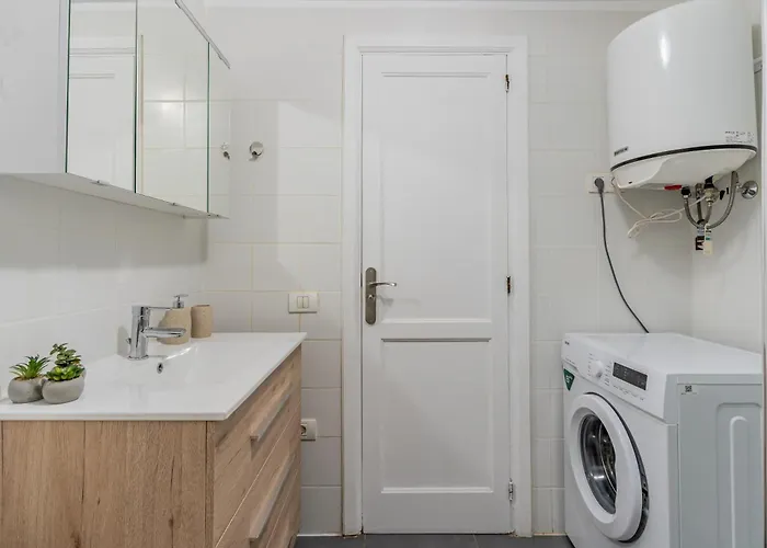 Renovated With Sunny Terrace And Ocean Views In Malibu Park Tenerife *