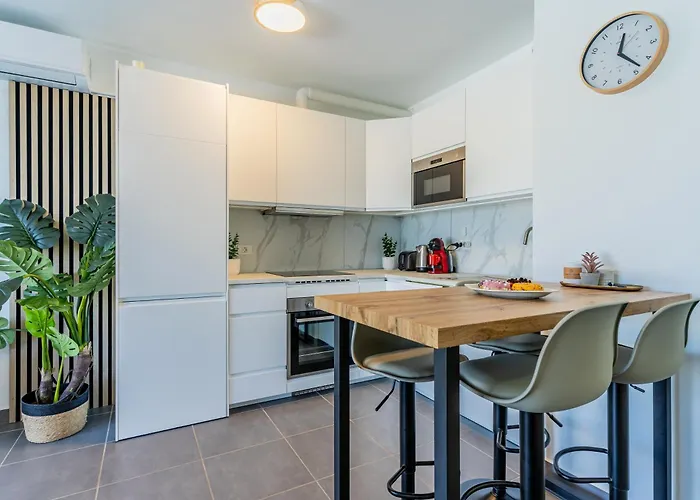 Renovated With Sunny Terrace And Ocean Views In Malibu Park Tenerife