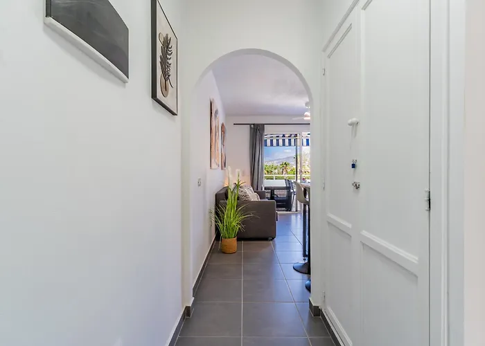 Renovated With Sunny Terrace And Ocean Views In Malibu Park Tenerife