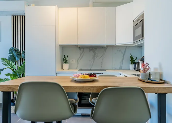 Renovated With Sunny Terrace And Ocean Views In Malibu Park Tenerife *