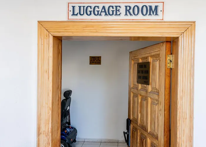 Renovated With Sunny Terrace And Ocean Views In Malibu Park Tenerife